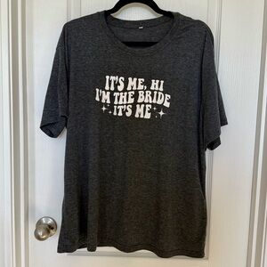 “It’s Me, Hi I’m the Bride it’s Me” Gray Bridal T-Shirt